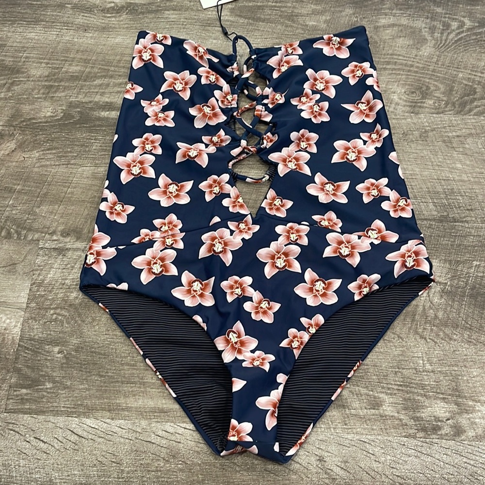 Acacia bronx full piece in isle XL NWT